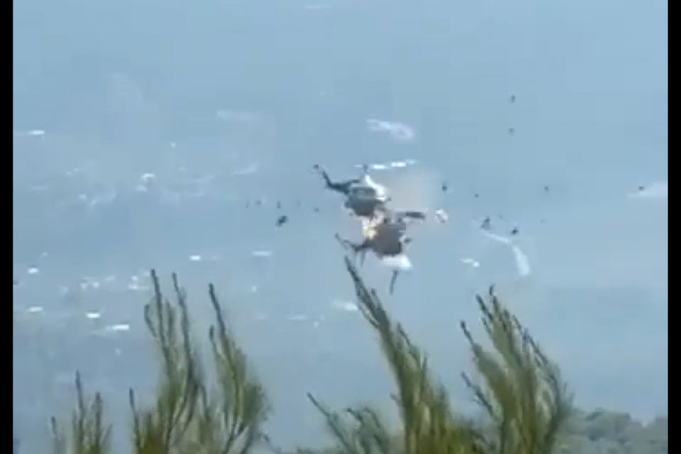 Dua helikopter pemadam kebakaran bertabrakan di Yunani, yunani,