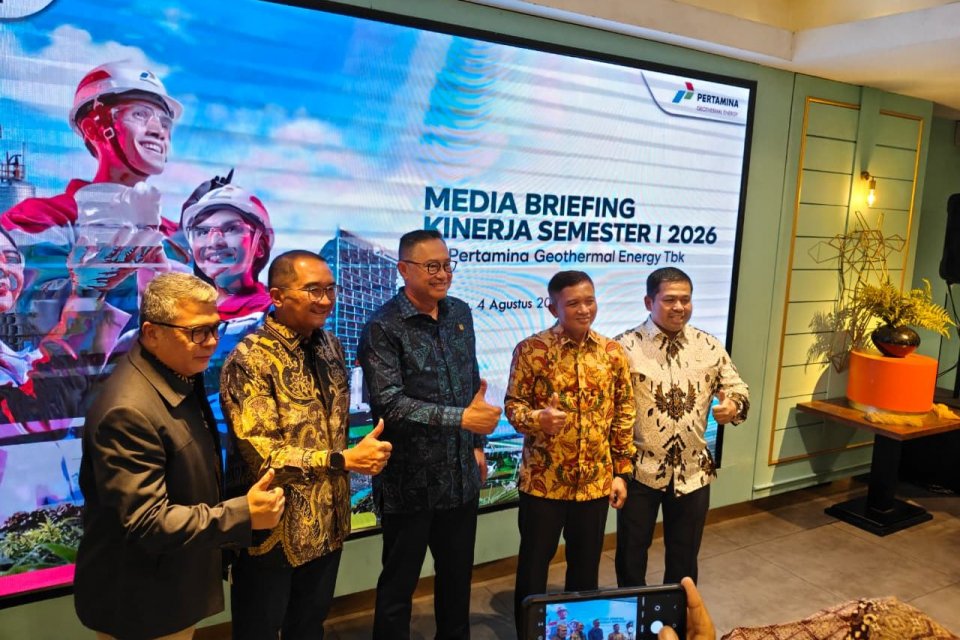 Direktur Utama Pertamina Geothermal Energy (PGE), Andi Joko Nugroho (tengah), beserta jajaran Direksi PGE saat Media Briefing Kinerja Semester I 2026 di Jakarta, Selasa (4/8).