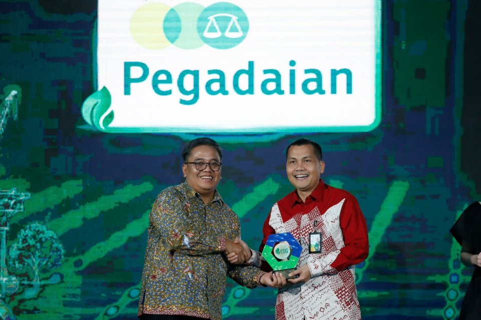 Kepala Divisi ESG PT Pegadaian (persero) Jainuddin (kanan) menerima penghargaan di Main Hall Bursa Efek Indonesia, Jakarta, Rabu (29/7).\