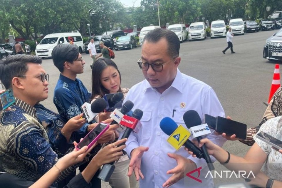 Kepala Badan Riset dan Inovasi Nasional (BRIN) Arif Satria menjawab pertanyaan wartawan di Kompleks Istana Kepresidenan, Jakarta, Kamis (6/8/2026). 