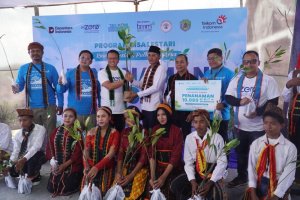 TelkomGroup berkolaborasi dengan pemerintah daerah, mitra, dan masyarakat dalam aksi penanaman 10.000 bibit mangrove di Desa Golo Sepang, Manggarai Ba
