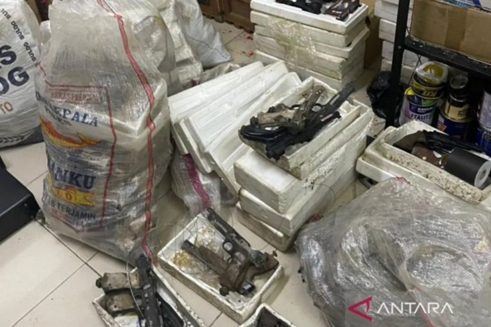 Temuan berupa sejumlah senjata api dan airsoft gun di salah satu ruangan yayasan sekolah swasta di kawasan Pondok Pinang, Kebayoran Lama, Jakarta Selatan, Kamis (6/8/2026). 