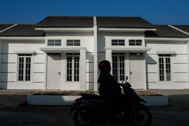 Pengendara sepeda motor melintas di salah satu kawasan perumahan di Kasemen, Kota Serang, Banten, Sabtu (8/8/2026). Kolaborasi BUMN dalam sektor hunian dapat membuka lebih banyak pilihan rumah, pembiayaan, dan fasilitas yang sesuai dengan kebutuhan masyar