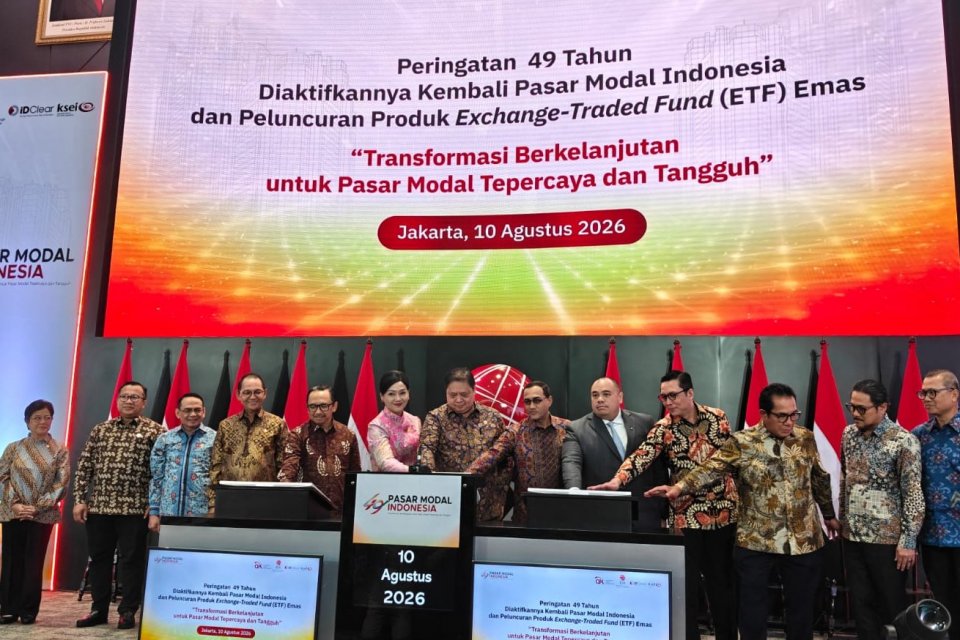 Menteri Koordinator Bidang Perekonomian, Airlangga Hartarto (ketujuh dari kiri), bersama para pejabat sektor keuangan dan pasar modal meresmikan peluncuran ETF emas di Bursa Efek Indonesia (BEI), Jakarta, Senin (10/8).