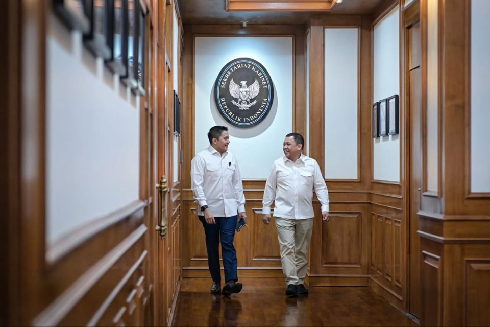 Sekretaris Kabinet (Seskab) Letnan Kolonel Teddy Indra Wijaya menerima kedatangan pengusaha Andi Syamsuddin Arsyad atau yang dikenal dengan sapaan Haji Isam di Kantor Seskab, Jakarta, pada Minggu (9/8).