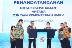 Penandantangan nota kesepahaman OJK dan Kementerian UMKM dalam UMKM Finance Summit 2026 di Jakarta, Selasa (11/8