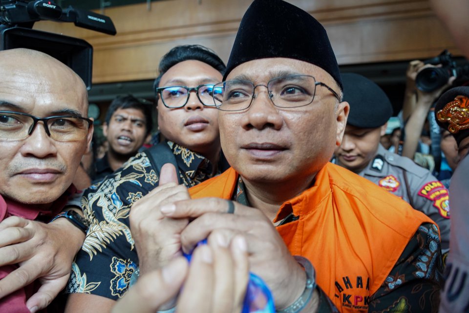Terdakwa kasus dugaan korupsi kuota haji, Yaqut Cholil Qoumas (kanan) berjalan menuju mobil tahanan usai menjalani sidang pembaaan dakwaan di Pengadilan Tipikor, Jakarta, Selasa (11/8/2026). 