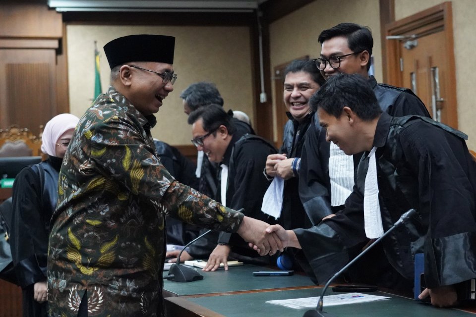 Terdakwa kasus dugaan korupsi kuota haji, Yaqut Cholil Qoumas (kiri) menyalami kuasa hukumnya usai menjalani sidang pembaaan dakwaan di Pengadilan Tipikor, Jakarta, Selasa (11/8/2026).