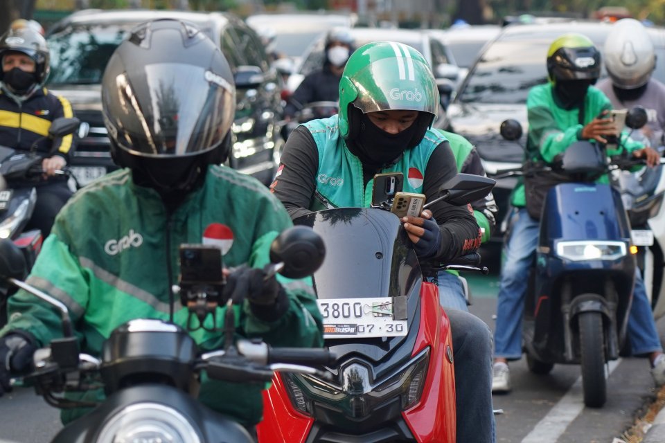 Pengemudi ojek online (ojol) menunggu pesanan di kawasan Palmerah, Jakarta, Rabu (12/8/2026). 