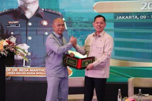 Kepala Bappisus Aris Marsudiyanto berdiskusi dengan Jamintel Kejagung Reda Manthovani di kawasan Ancol, Jakarta Utara, Senin (10/8/2026).