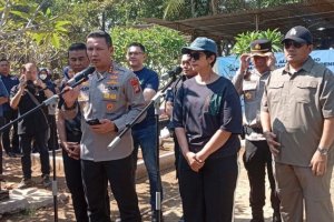 Kepala Bidang Humas Polda Metro Jaya Komisaris Besar Polisi Budi Hermanto (kiri) saat memberikan keterangan terkait proses ekshumasi jenazah Sutrimo d