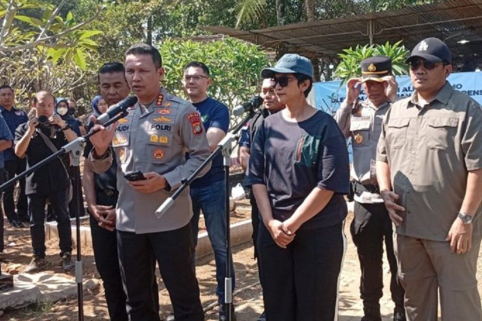 Kepala Bidang Humas Polda Metro Jaya Komisaris Besar Polisi Budi Hermanto (kiri) saat memberikan keterangan terkait proses ekshumasi jenazah Sutrimo di Banyumas, Jawa Tengah, Rabu (12/8). Foto: Antara
