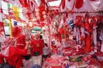Pedagang Aksesoris Merah Putih di Pasar Jatinegara (Foto: Katadata/Fauza Syahputra)