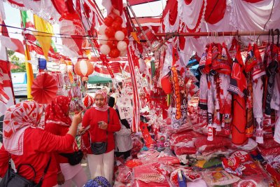 Pedagang Aksesoris Merah Putih di Pasar Jatinegara (Foto: Katadata/Fauza Syahputra)