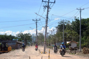 Jaringan listrik di sejumlah ruas jalan menopang perekonomian warga.