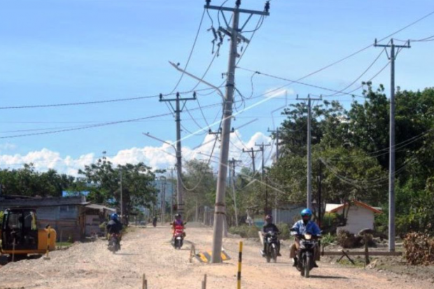 Jaringan listrik di sejumlah ruas jalan menopang perekonomian warga.