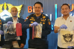 Kepala Bea dan Cukai Soekarno-Hatta Hengky Tomuan Parlindungan Aritonang (tengah) menunjukkan barang bukti berupa emas dari hasil ungkap kasus penyelu