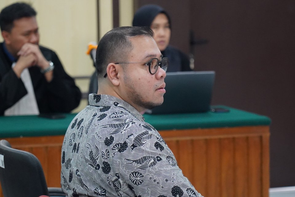 Terdakwa kasus dugaan korupsi pengadaan laptop Chromebook di Kementerian Pendidikan, Kebudayaan, Riset, dan Teknologi (Kemendikbudristek) tahun 2019-2022 Ibrahim Arief atau Ibam (tengah) menjalani sidang putusan banding di Pengadilan Tinggi Jakarta, Kamis