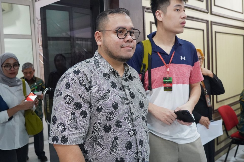 Terdakwa kasus dugaan korupsi pengadaan laptop Chromebook di Kementerian Pendidikan, Kebudayaan, Riset, dan Teknologi (Kemendikbudristek) tahun 2019-2022 Ibrahim Arief atau Ibam (tengah) bersiap menjalani sidang putusan banding di Pengadilan Tinggi Jakart