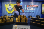 petugas bea cukai menata barang bukti