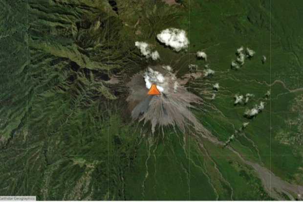 Siaga Bertubi-tubi di TNBTS: Gunung Semeru Erupsi di Tengah Karhutla