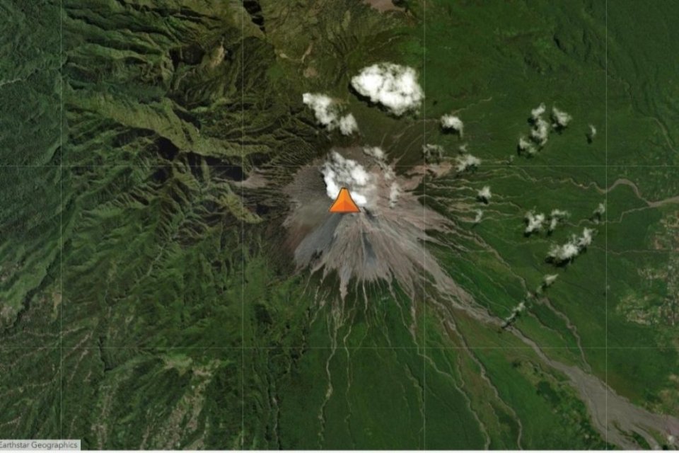 Gunung Semeru mengalami erupsi mulai Jumat (14/8) dini hari. Gunung tertinggi di Jawa tersebut kini berstatus siaga.