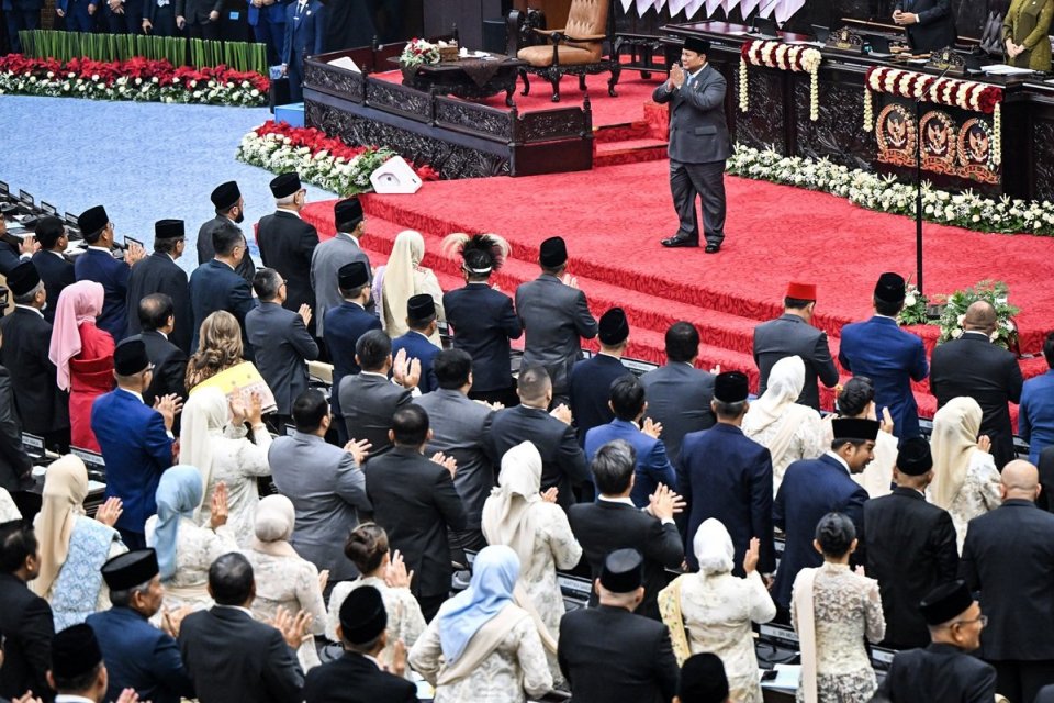 Presiden Prabowo Subianto menyapa anggota DPR/MPR sebelum menyampaikan pidato dalam Sidang Tahunan MPR RI dan Sidang Bersama DPR-DPD RI Tahun 2026 di Kompleks Parlemen, Jakarta, Jumat (14/8/2026). 