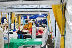 Perawatan pasien di tenda darurat RSUD Ruteng