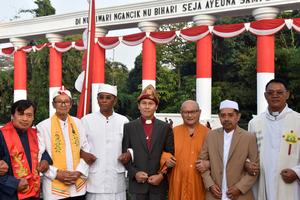 Doa bersama lintas agama di Tugu Kujang Bogor