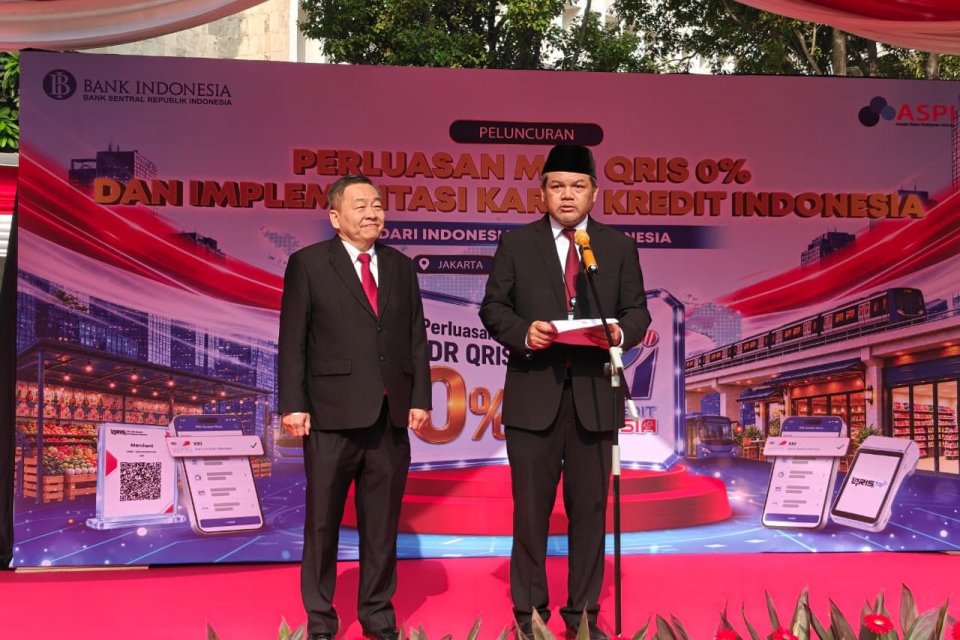 Kepala Departemen Kebijakan Sistem Pembayaran di Bank Indonesia, Ryan Rizaldy (kanan) saat meluncurkan implementasi Kartu Kredit Indonesia di Jakarta, Senin (17/8). Foto: M Fajar Riyandanu/Katadata