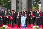Pejabat Gubernur Sementara Bank Indonesia, Destry Damayanti (depan, ketiga dari kanan) saat mengumumkan dua kebijakan baru BI di Jakarta, Senin (17/8)
