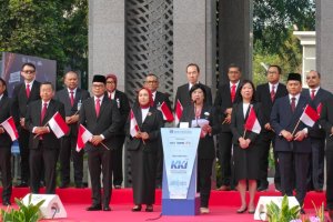 Pejabat Gubernur Sementara Bank Indonesia, Destry Damayanti (depan, ketiga dari kanan) saat mengumumkan dua kebijakan baru BI di Jakarta, Senin (17/8)