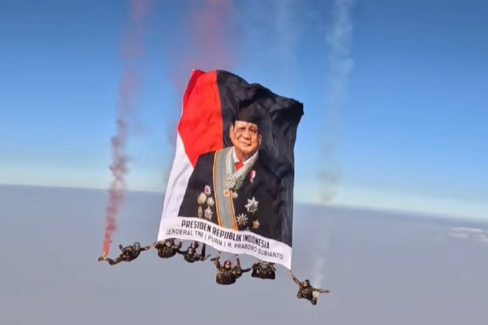 Penerjun Kopassus membentangkan foto Presiden Prabowo Subianto saat atraksi terjun payung pada perayaan HUT Ke-81 RI, Senin (17/8). Foto: Youtube/Sekretariat Presiden
