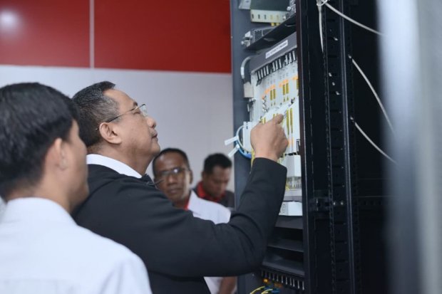 Direktur Network Telkom Nanang Hendarno meninjau langsung penanganan dan pemulihan layanan telekomunikasi digital di wilayah NTT.