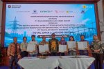 Direktur Utama NeutraDC Group Rakhmad Tunggal Afifuddin (keempat kiri) melakukan penandatanganan MoU bersama PLN terkait penyediaan tenaga listrik unt