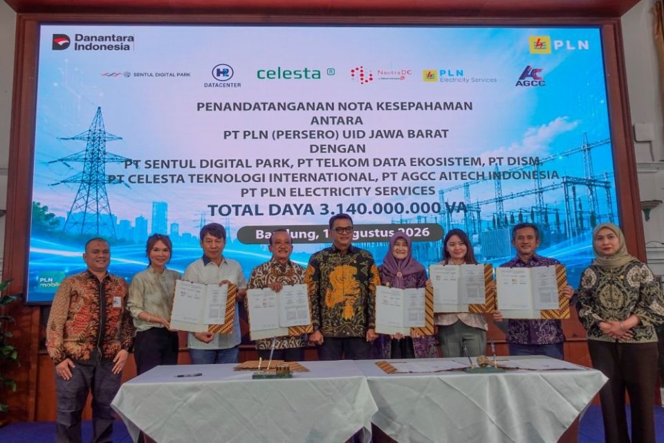 Direktur Utama NeutraDC Group Rakhmad Tunggal Afifuddin (keempat kiri) melakukan penandatanganan MoU bersama PLN terkait penyediaan tenaga listrik untuk pembangunan infrastruktur data center di wilayah Cikarang, Jawa Barat, pada Selasa (11/8).