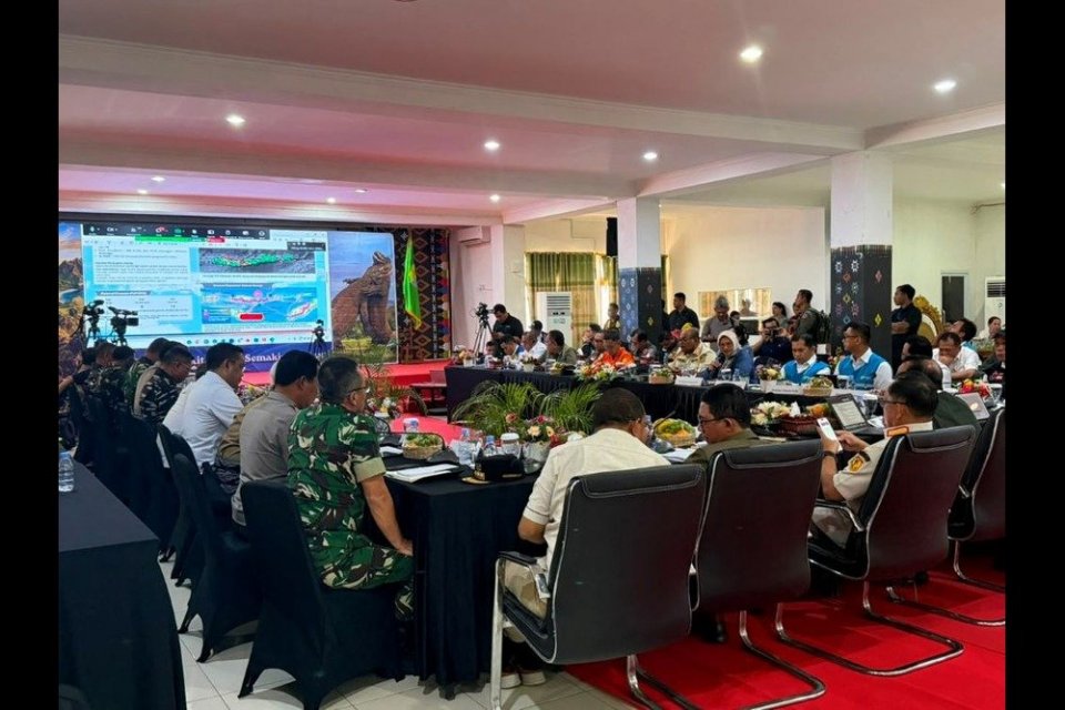 Direktur Utama Telkom Dian Siswarini memaparkan progress perbaikan infrastruktur dan layanan TelkomGroup pada agenda Rapat Koordinasi Penanganan Gempa wilayah Nusa Tenggara Timur, bersama jajaran pemerintah dan BUMN, di Labuan Bajo, Minggu (16/8).