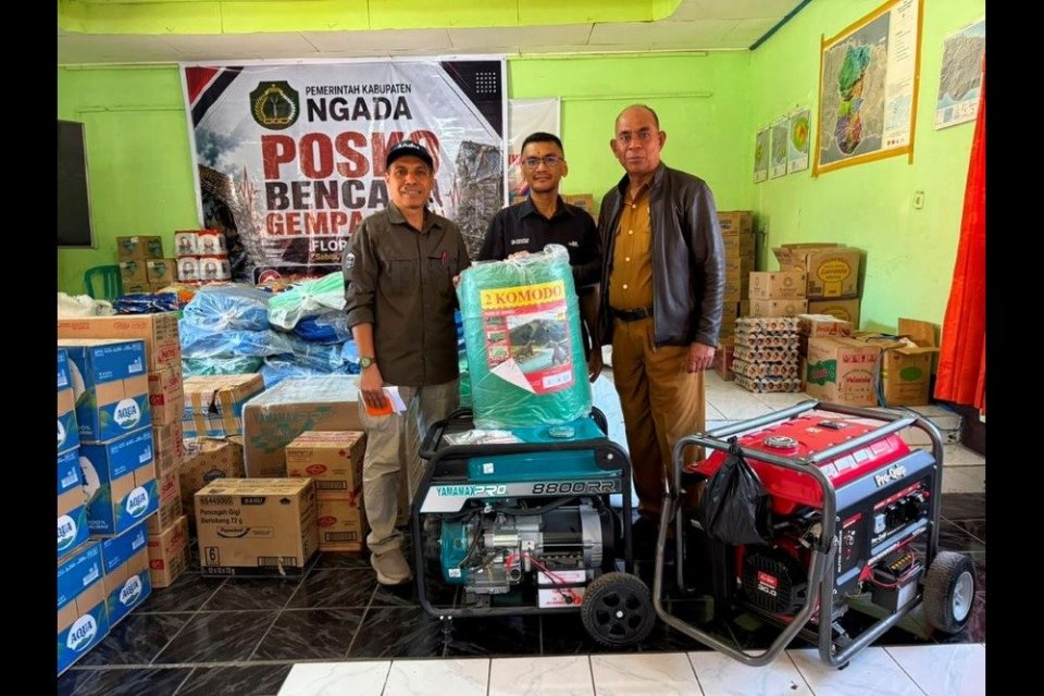 Perwakilan Taspen menyerahkan bantuan berupa genset, terpal, sembako, dan kebutuhan penunjang bagi masyarakat terdampak gempa bumi di Kabupaten Ngada, NTT.
