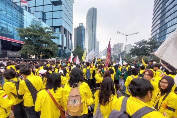 Ratusan mahasiswa bertahan di depan Gedung UOB di Jalan Jenderal Sudirman, Jakarta Pusat karena akses ke Bundaran HI dibatasi oleh petugas kepolisian 
