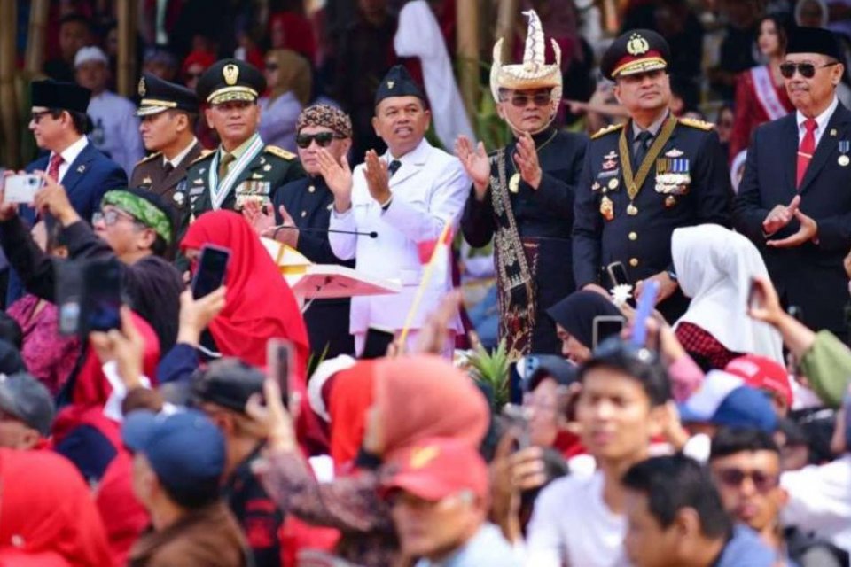 Gubernur Jawa Barat Dedi Mulyadi dalam Upacara Peringatan Hari Ulang Tahun (HUT) ke-81 Kemerdekaan Republik Indonesia (RI) tingkat Provinsi Jawa Barat di halaman Gedung Sate yang kini bernama Pasanggarahan Pancarasa.