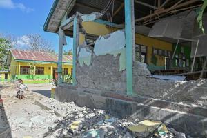 Sekolah rusak akibat gempa NTT