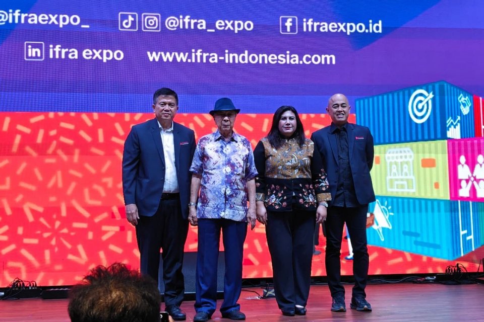 Urutan dari kiri ke kanan Presiden Direktur Dyandra Promosindo, Daswar Marpaung, Ketua Umum Asosiasi Franchise Indonesia (AFI), Anang Sukandar, Direktur Bina Usaha Perdagangan, Kementerian Perdagangan RI, Franciska Simanjuntak, dalam wawancara Internation