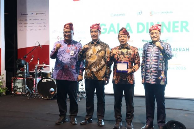 Ketua Umum Asbanda Agus Haryoto Widodo (kanan) dan Wakil Ketua Komisi XI DPR RI Fauzi Amro (ke-2 dari kiri bersama para pemangku kepentingan dalam ran