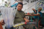 Kreatifitas Warga Petukangan Utara Sulap Botol Plastik Bekas Jadi Sapu Lidi Bernilai Ekonomi (Foto: Katadata/Syahputra)