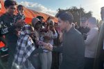 Wakil Presiden Gibran Rakabuming Raka saat mengunjungi pengungsi terdampak gempa di Stadion Gelora Samador, Kabupaten Sikka, NTT, Kamis (20/8).