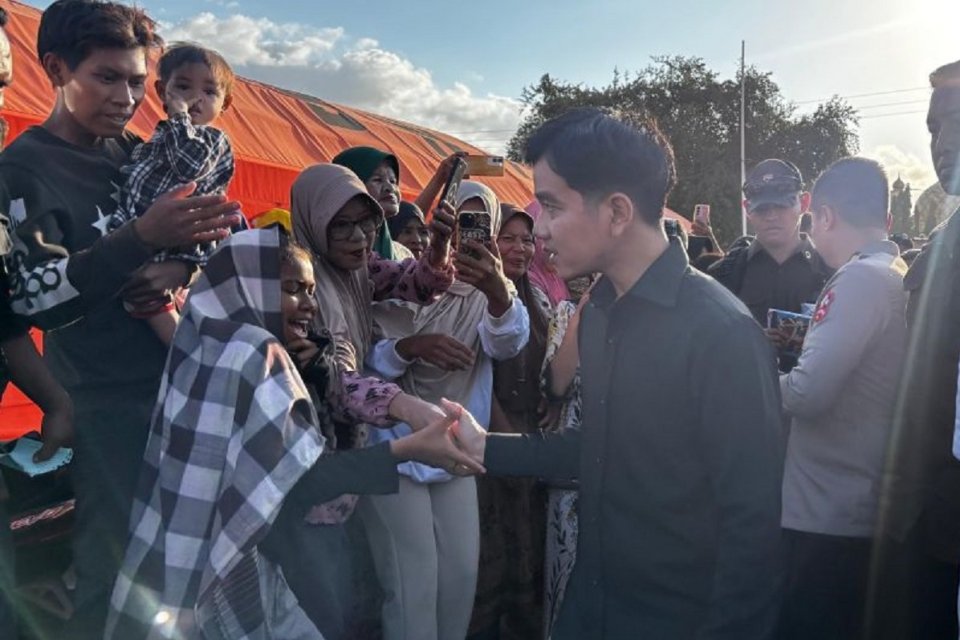 Wakil Presiden Gibran Rakabuming Raka saat mengunjungi pengungsi terdampak gempa di Stadion Gelora Samador, Kabupaten Sikka, NTT, Kamis (20/8). Foto: Antara