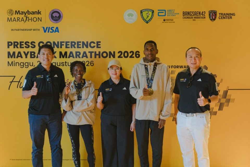 President Director Maybank Indonesia Steffano Ridwan, Country Manager Visa Indonesia Vira Widiyasari, dan Project Director Maybank Marathon Bambang Irawan (kiri ke kanan) berfoto bersama juara 1 kategori Marathon Open Male dan juara 1 kategori Marathon Op