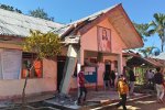 Bangunan kantor guru SD Inpres Ngelapadhi nyaris ambruk. Gedung berwarna merah muda pudar dengan lukisan wajah Yesus besar di atas pintu masuk itu kin