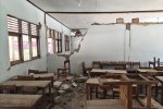Retakan besar membelah dinding ruang kelas 3A-3B SDK Rowa, Kabupaten Nagekeo, akibat gempa bermagnitudo 7,7 yang mengguncang Flores, NTT, Sabtu (15/8)