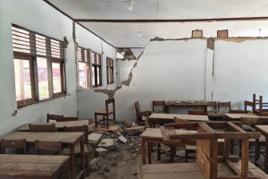 Retakan besar membelah dinding ruang kelas 3A-3B SDK Rowa, Kabupaten Nagekeo, akibat gempa bermagnitudo 7,7 yang mengguncang Flores, NTT, Sabtu (15/8)